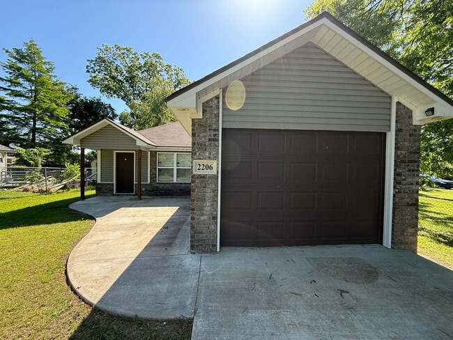 Building Photo - 2 Bed 1 Bath House, Total Electric, Yard Care Included.