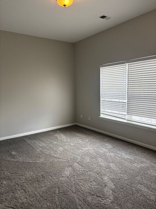 Building Photo - BEAUTIFUL 2 BEDROOM 2 BATH CONDO!