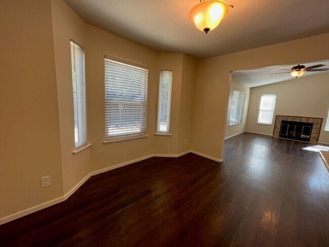 Building Photo - Spacious 3bed 2.5bath 2 story home available now!