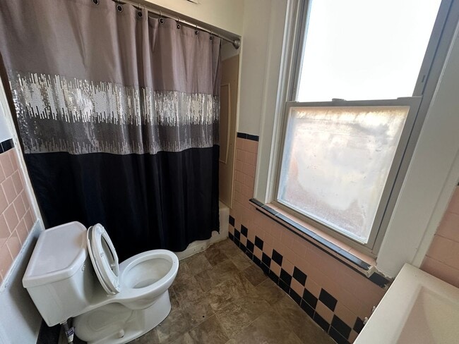 Building Photo - CHEVIOT - Roomy 3 bed 1 bath upstairs in 2...