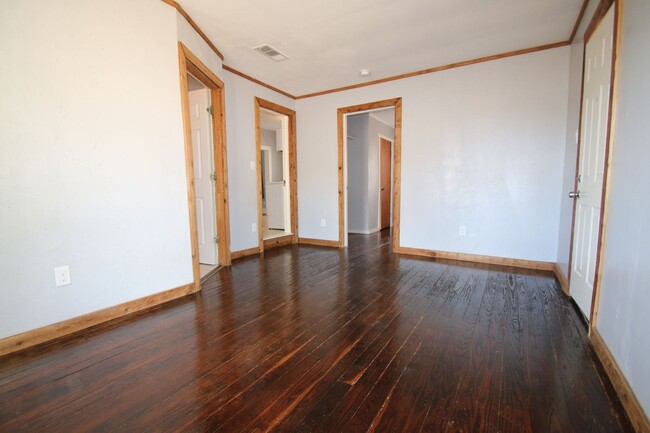 Building Photo - Charming 2 Bedroom 2 Bath House w/ Bonus R...