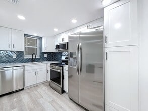 Building Photo - Gorgeous 2 bedroom 2  Condo in Boca Raton across from Nova University