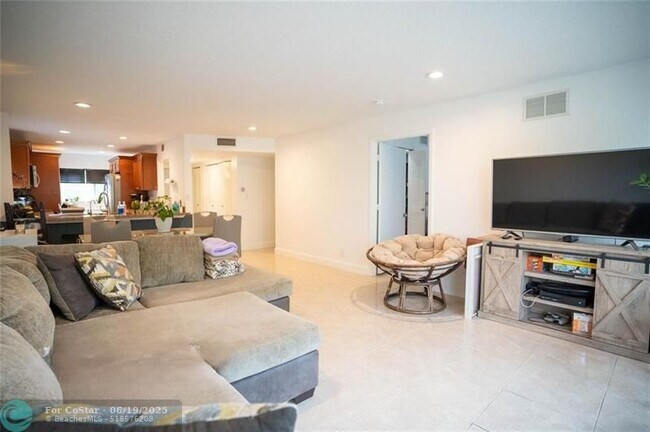 Building Photo - 8421 Lagos De Campo Blvd