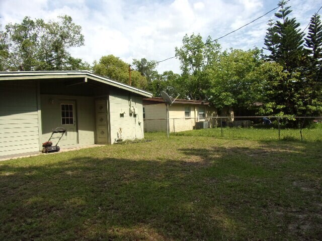 Building Photo - Central Location