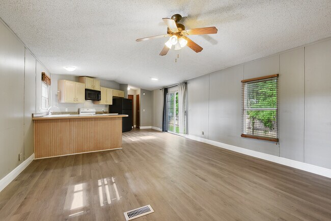 Building Photo - 20356 S I - 12 Service Rd