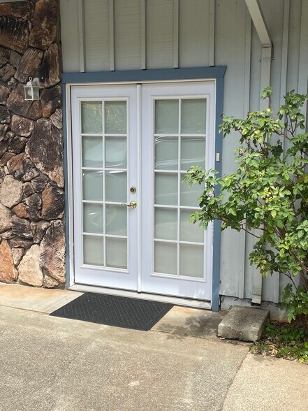 Building Photo - 540 La Tierra Dr
