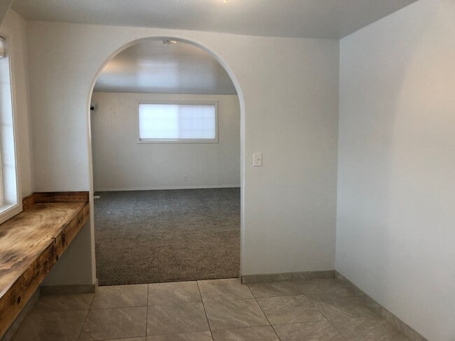 Building Photo - 2 Bedroom home with detached Office/Room.