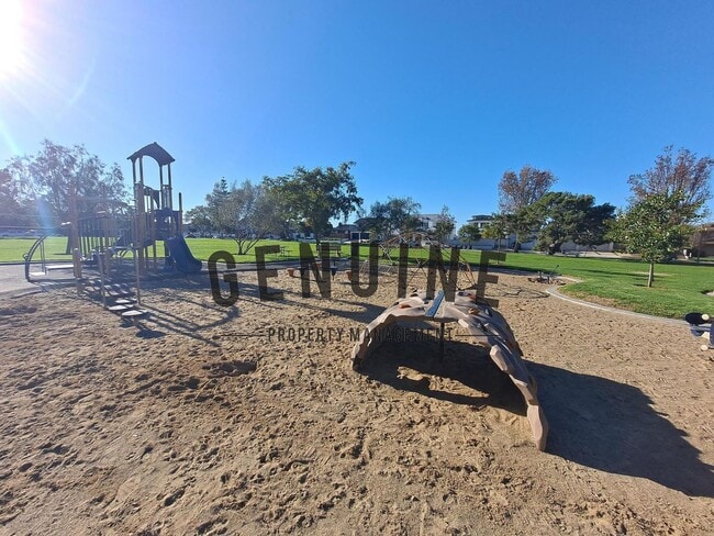 Building Photo - Beautiful Two-Level 5Bd 3.5Ba Home in Newport Beach