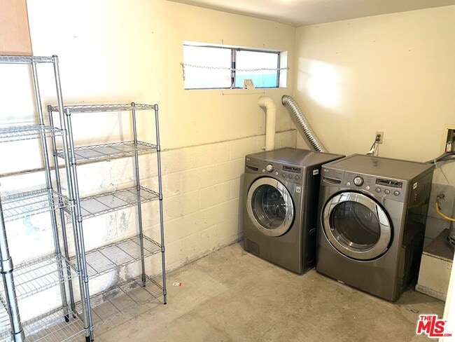 Building Photo - 1083 1/2 W Kensington Rd