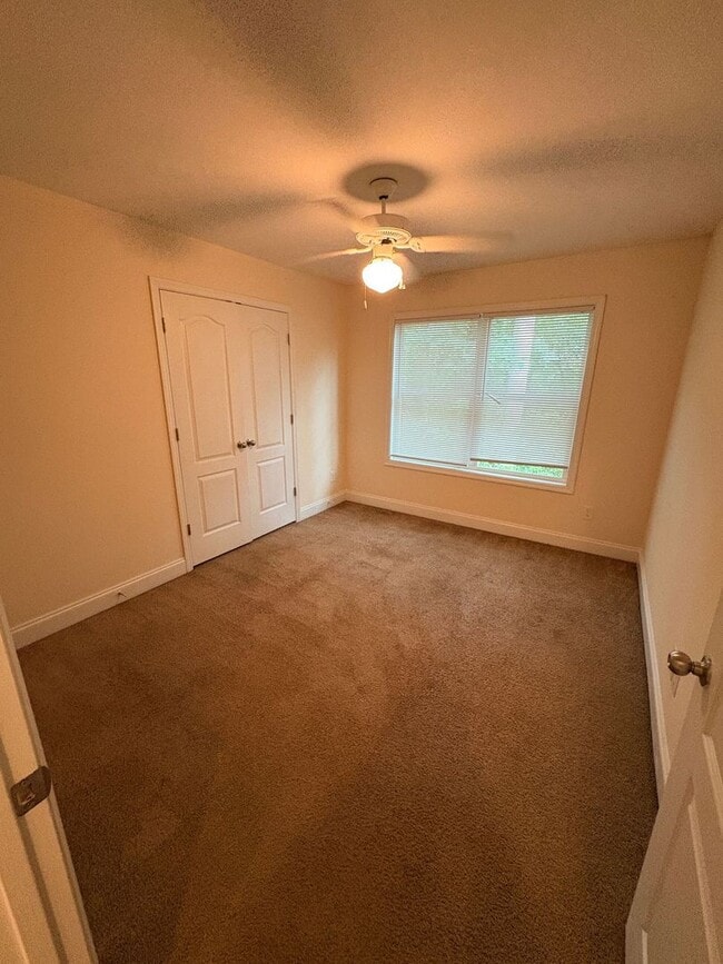 Building Photo - 5 bed, 4 bath townhome WALKING DISTANCE to Downtown & UGA campus!