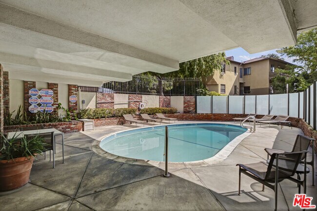 Building Photo - 2260 N Cahuenga Blvd