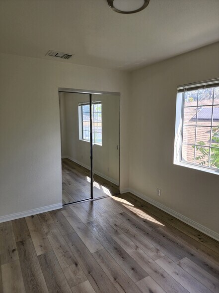 Building Photo - 2134 S Cloverdale Ave