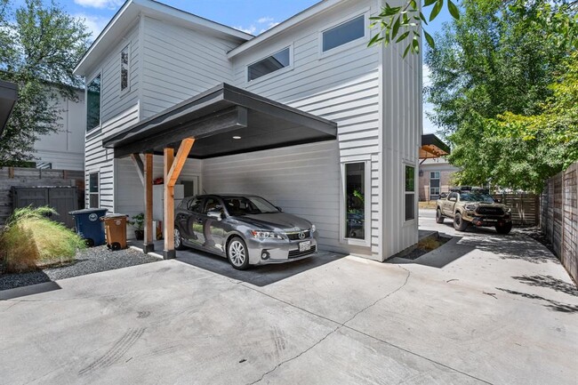 Building Photo - 1413 Montopolis Dr