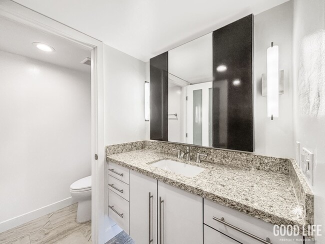 Building Photo - Charming 2BD/2BA Condo in Hillcrest W/ W/D...