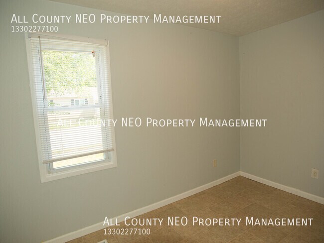 Building Photo - 835 Staeger St