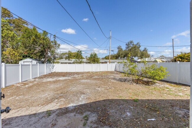 Building Photo - 4559 33rd Ave N