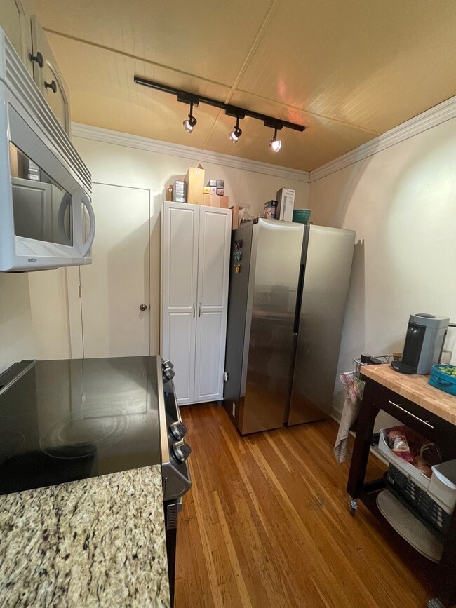 Kitchen appliances - 2229 Coventry Rd