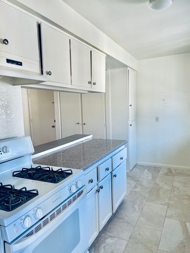 kitchen - 617 S Shelton St