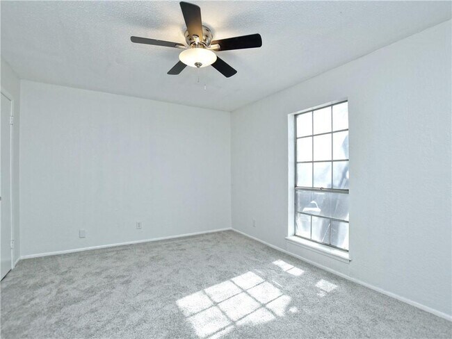 Building Photo - 2425 Ashdale Dr