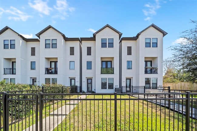 Primary Photo - 1136 Wycliffe Dr