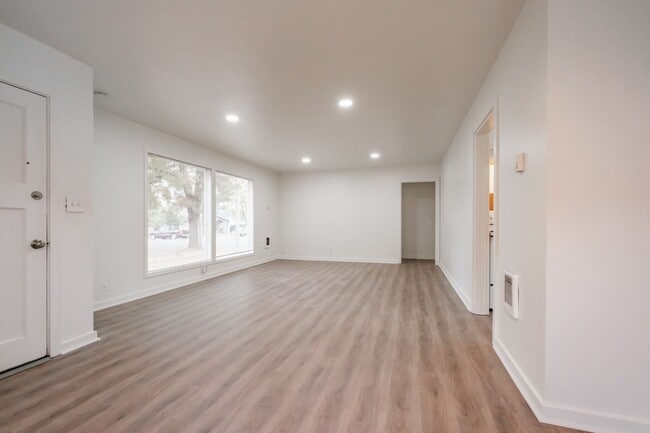 Building Photo - 2490 Maple Ave NE