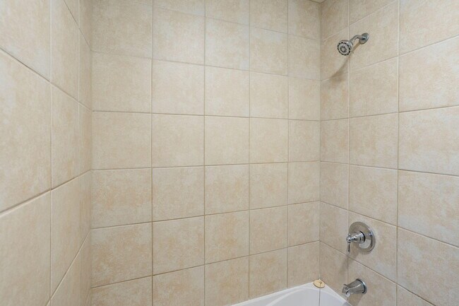 Building Photo - 2200 Bushnell Dr