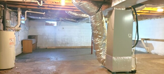 Building Photo - HALF OFF FIRST MONTH RENT! Single family brick home with full unfinished bsmt & detached garage