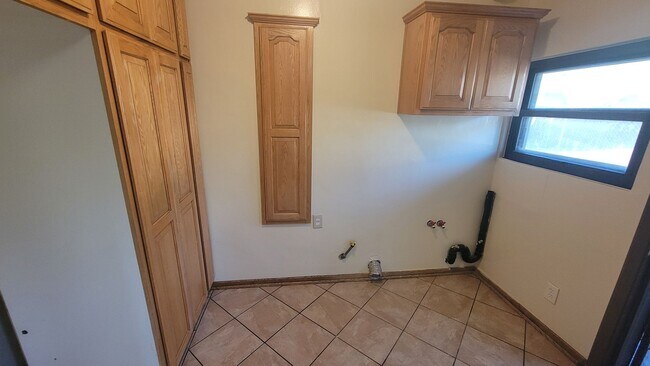 Building Photo - PRICE REDUCTION!! Spacious 2 Bedroom 2 Bat...