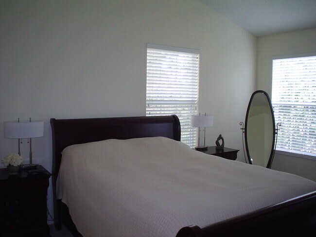 Building Photo - 3002 Pointeview Dr