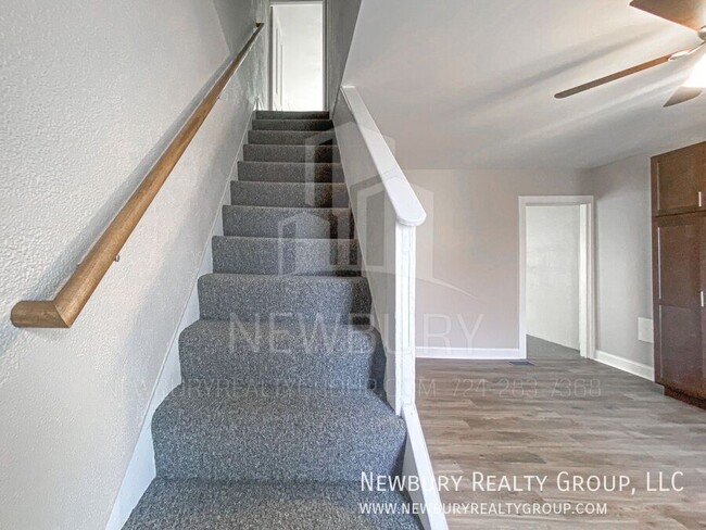 Building Photo - Spacious & Updated 2-Bedroom Row Home – Mo...