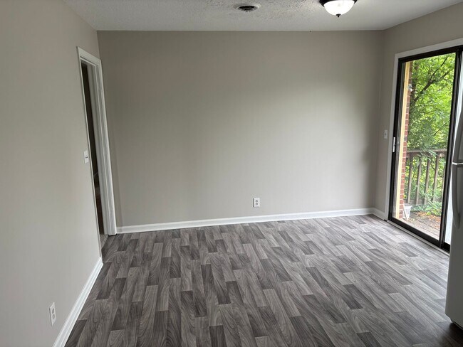 Building Photo - 3 bed 1 bath unit in duplex