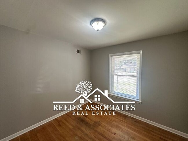 Building Photo - Spacious 4 Bedroom with Large Backyard!