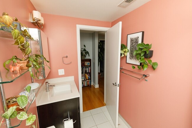 Building Photo - CoHi - Spacious One Bed Condo