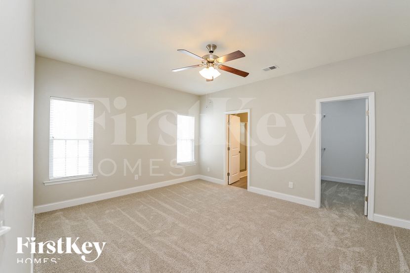 Building Photo - 4960 Long Grove Dr