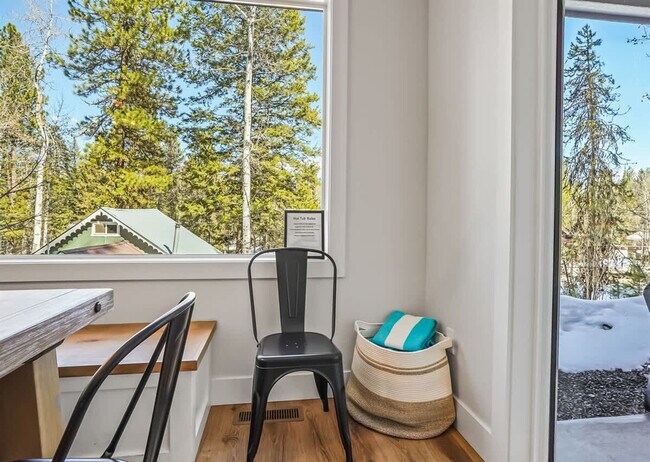 Building Photo - 1013 Yew Wood St