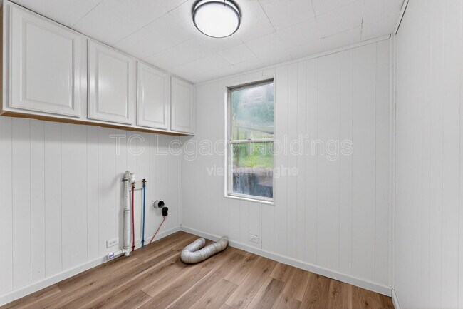 Building Photo - 407 Simpson Ave