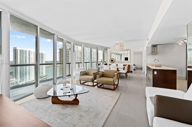 Building Photo - 495 Brickell Ave