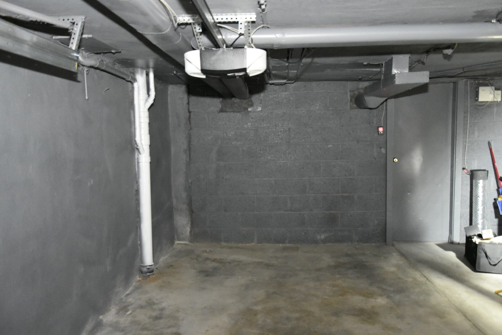 Building Photo - 3300 W Queen Ln