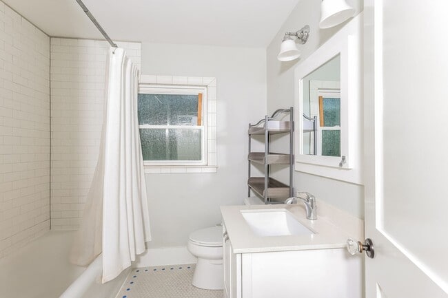 Building Photo - Updated Ravenna 4 Bed / 2 Bath Home