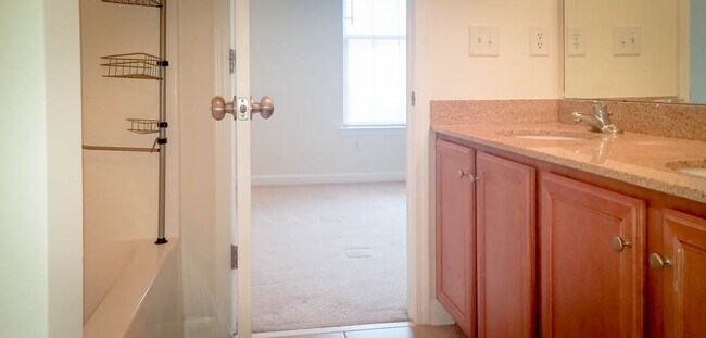 Building Photo - Steps from Shopping, Dining, & Entertainment in The Market Common