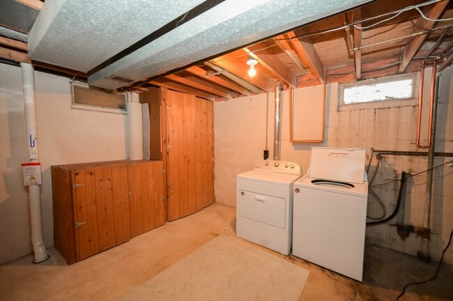 Building Photo - 1220-4 1/2 4 1/2 St NW