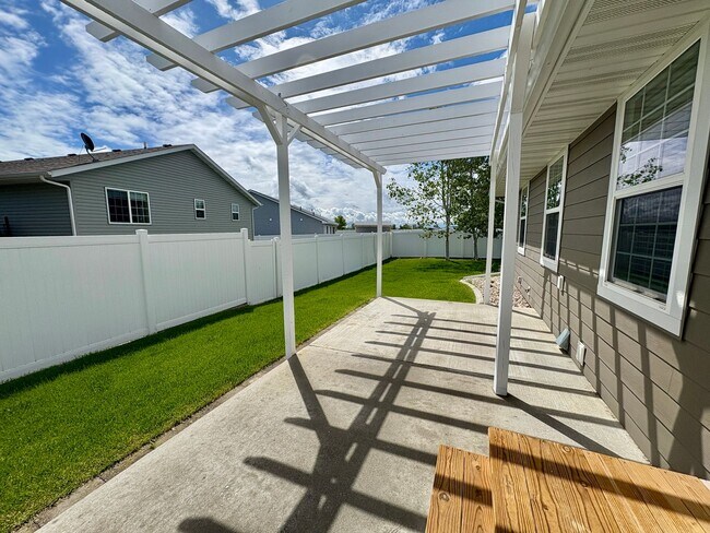Building Photo - Beautiful 3 bedroom 2 bathroom home locate...