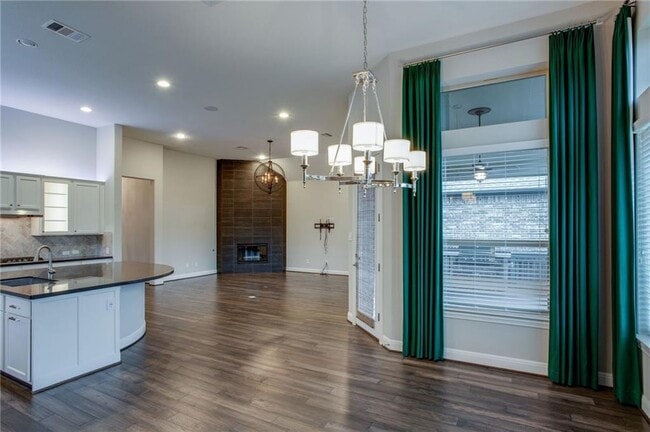 Building Photo - 820 Anahuac Dr