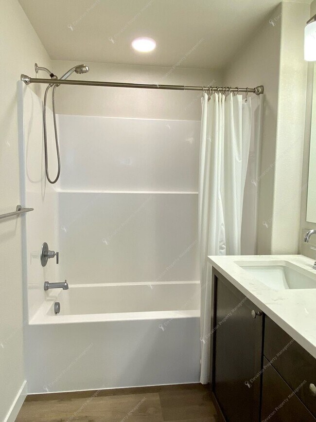 Building Photo - Modern Comfort in Northwest Redmond