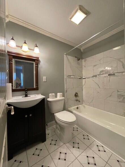 Building Photo - 162 Silver Dr