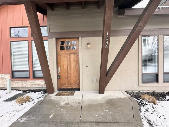 Building Photo - Rarely available in the most preferred River District! Available July 2026