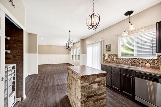 Building Photo - Quiet, comfort living in Westfield