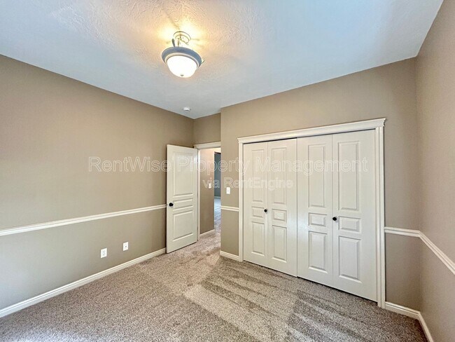 Building Photo - 2253 W los Flores Dr
