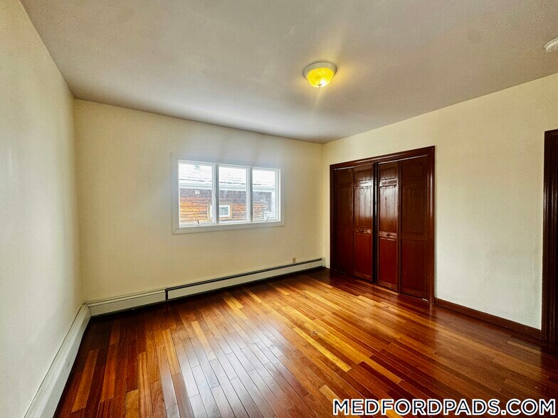 Building Photo - 569 Main St