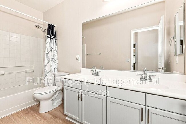 Building Photo - 1711 W Paisley Dr